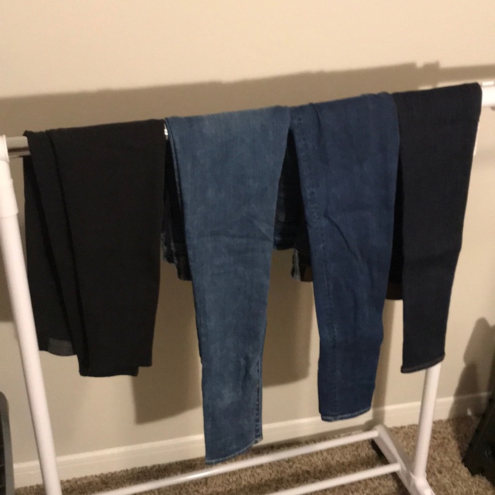 4 pairs of AE skinny jeans. New without tags